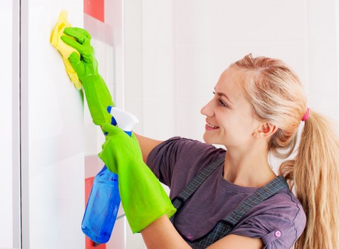 Detailed end of tenancy cleaning in a W6 bathroom and hallway